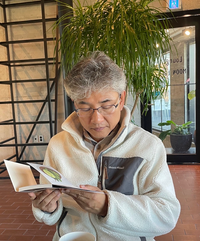 책을 읽고 있어요